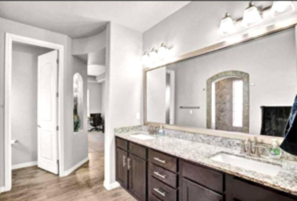 Desert Dream 4 Bedroom 3 Ba With Game Room And Outdoor Patio & Grill * El Paso