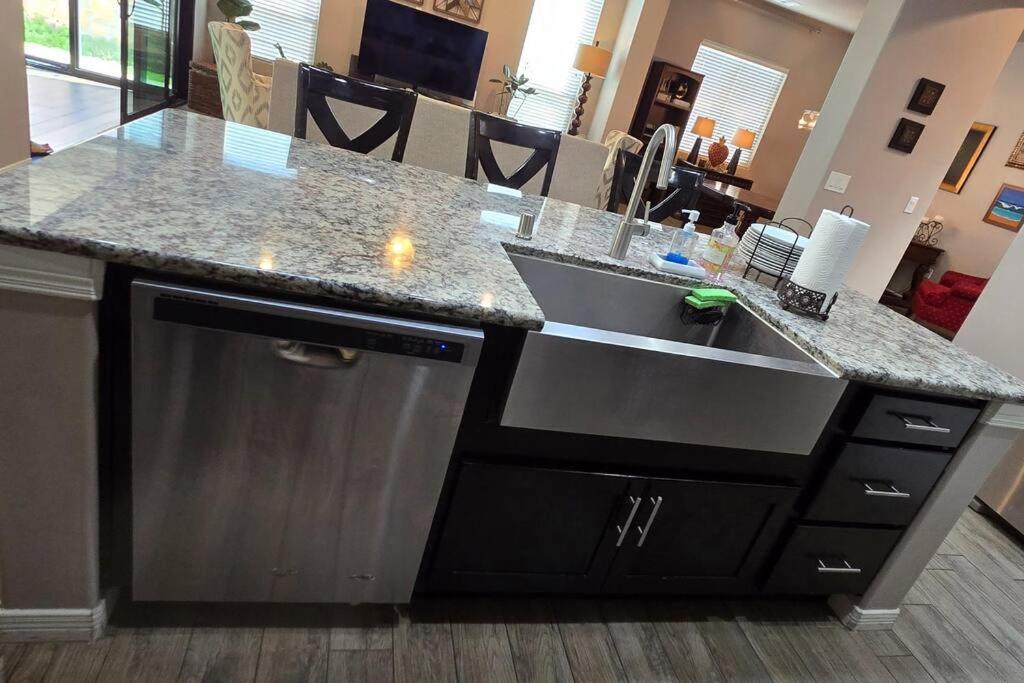 Desert Dream 4 Bedroom 3 Ba With Game Room And Outdoor Patio & Grill