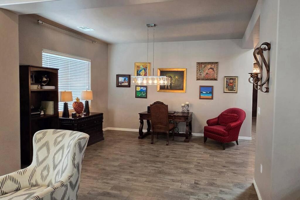 Desert Dream 4 Bedroom 3 Ba With Game Room And Outdoor Patio & Grill *